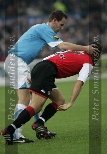 Rotterdam, 11 December 2005 Kompetiewedstrijd seizoen 2005/2006
Feyenoord-PSV, eindstand 1-0
Andre Ooijer helpt Patrick Paauwe overeind