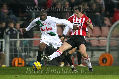 Wedstrijd om de KNVB-beker ( Gatorade Cup seizoen 2005/2006 ) PSV-FC Twente, eindstand 2-0
Andre Ooijer in een duel met N\'Kufo
© Foto Bart Bel