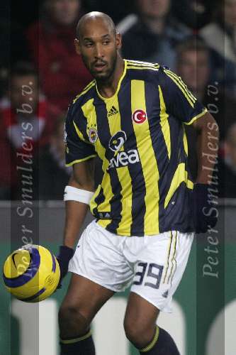 Eindhoven, 6 December 2005
Championsleaguewedstrijd Seizoen 2005/2006
PSV-Fenerbahçe, eindstand 2-0
Anelka houdt overzicht tijdens het controleren van de bal
© Foto Bart Bel