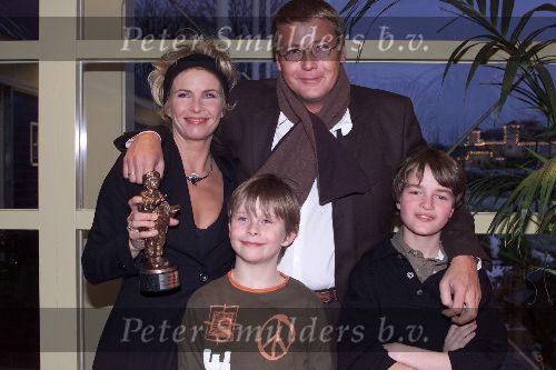 Nijkerk 1 januari 2001
Nieuwjaarsreceptie staatsloterijshow.
Anita Witzier met zoontje en man