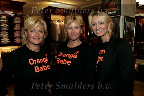 Amsterdam 2 oktober 2005
Orange Babies verkoop bij oger in pc hooftsraat.
Caroline Tensen Anita Witzier en Natasja Froger