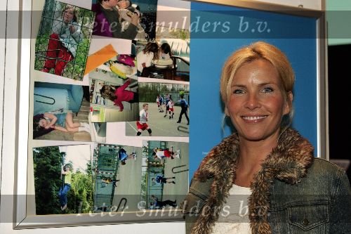 Amsterdam 5  juni 2004
Presentatie boek rode kruis en canon.
Anita Witzier