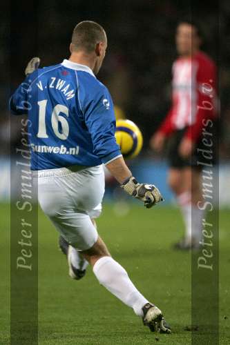 Eindhoven, 3 December 2005
Kompetitiewedstrijd Seizoen 2005/2006 
PSV-NAC Breda, eindstand 3-0
Arno van Zwam trapt de bal het 16 meter gebied uit
© Foto Bart Bel