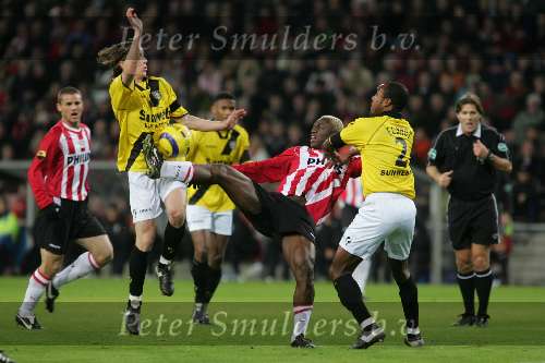 Eindhoven, 3 December 2005
Kompetitiewedstrijd Seizoen 2005/2006 
PSV-NAC Breda, eindstand 3-0
Arouna Kone in duel met 2 verdedigers