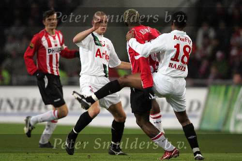 Eindhoven, 29 December 2005
Kompetitiewedstrijd seizoen 2005/2006
PSV-FC-Twente eindstand 1-1
Arouna Kone tegen 2 FC-Twente spelers