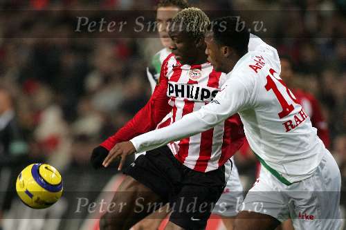 Eindhoven, 29 December 2005
Kompetitiewedstrijd seizoen 2005/2006
PSV-FC-Twente eindstand 1-1
Arouna Kone in duel om de bal met Rahim Ouedraogo