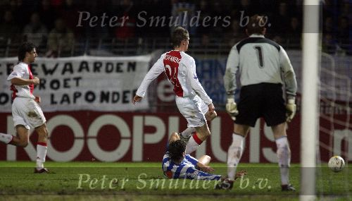 Eindhoven, 22 December 2005
Wedstrijd voor de GATORADE Cup 1/8 finale
Eindhoven-AJAX, eindstand 1-6
Bjorn Smits in duel met Markus Rosenberg