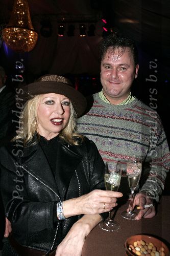 de Kwakel 23 december 2005
Kerstborrel Gerard Joling.
Bonnie st Claire met man hoed en champagne