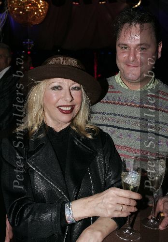 de Kwakel 23 december 2005
Kerstborrel Gerard Joling.
Bonnie st Claire met man hoed en champagne