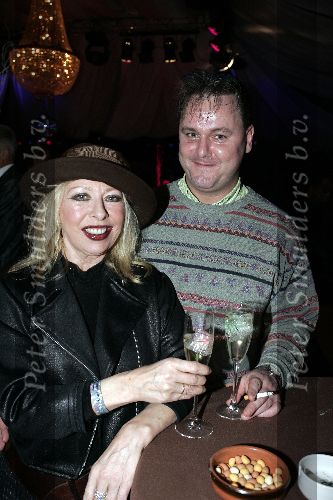 de Kwakel 23 december 2005
Kerstborrel Gerard Joling.
Bonnie st Claire met  hoed en champagne en man