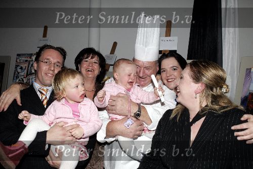Ouderkerk aan de Amstel 2 december 2004
Presentatie boek Cas Spijkers.
Cas Spijkers met kinderen en kleinkinderen