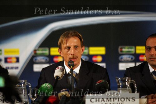 Eindhoven, 6 December 2005 W
Laatste wedstrijd eerste ronde champions league PSV-Fenerbache, eindstand 2-0
Trainer Christoph Daum.