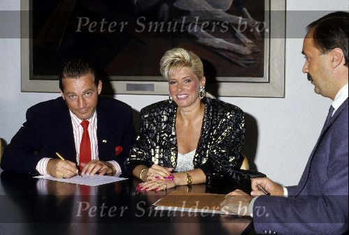 Bloemendaal 9 September
Het aantekenen van hun voorgenomen huwelijk
Hans Breukhoven samen met Connie Breukhoven ( toen nog on der de artiestennaam Vanessa )