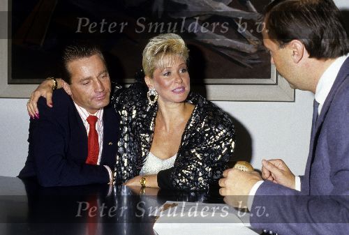 Bloemendaal 9 September
Het aantekenen van hun voorgenomen huwelijk
Hans Breukhoven samen met Connie Breukhoven ( toen nog on der de artiestennaam Vanessa )