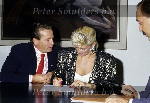 Bloemendaal 9 September
Het aantekenen van hun voorgenomen huwelijk
Hans Breukhoven samen met Connie Breukhoven ( toen nog on der de artiestennaam Vanessa )