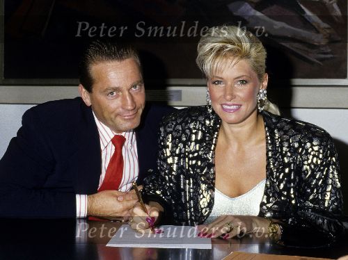 Bloemendaal 9 September
Het aantekenen van hun voorgenomen huwelijk
Hans Breukhoven samen met Connie Breukhoven ( toen nog on der de artiestennaam Vanessa )