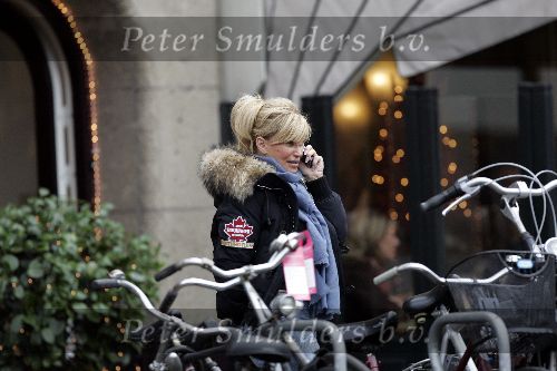 Amsterdam 24 december 2005
Connie Breukhoven met gsm op cornelis schuytstraat
