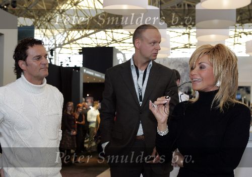 Amsterdam 10 november 2005
Connie Breukhoven op de miljonair fair bij powerplate.
Connie met Guus v d Meer