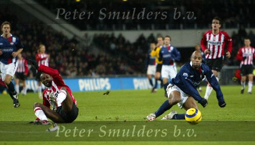 Eindhoven, 17 December 2005 Kompetitiewedstrijd PSV-Willem II ,  eindstand 4-1
Eindhoven, 17 December 2005 Kompetitiewedstrijd PSV-Willem II ,  eindstand 4-1
Nelson Wau maakt  een sliding op Damarcus Beasley en wordt ten onrechte met rood van het veld gestuurd.
©Foto Junior Smulders