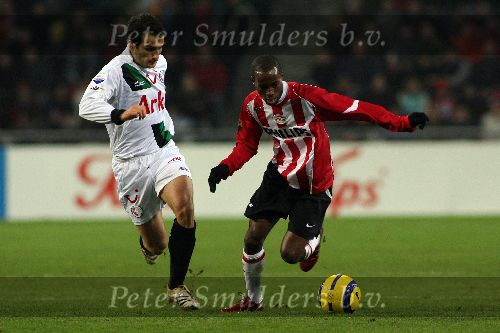 Wedstrijd om de KNVB-beker ( Gatorade Cup seizoen 2005/2006 ) PSV-FC Twente, eindstand 2-0
Damarcus Beasly in duel met Sharbel Touma
© Foto Bart Bel