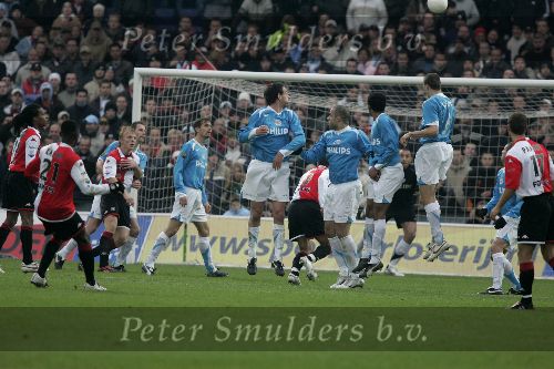 Rotterdam, 11 December 2005 Kompetiewedstrijd seizoen 2005/2006
Feyenoord-PSV, eindstand 1-0
Dirk Kuyt wordt vastgehouden door Andre Ooijer.
Jan Vennegoor of Hesselink Alex PSV Phillip Cocu