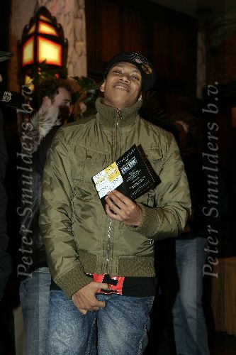 Amsterdam 13 december 2005
Premiere King Kong in Tuschinsky .
Dj Gio, Giovanni Jap Ngie voelt aan zijn ballen