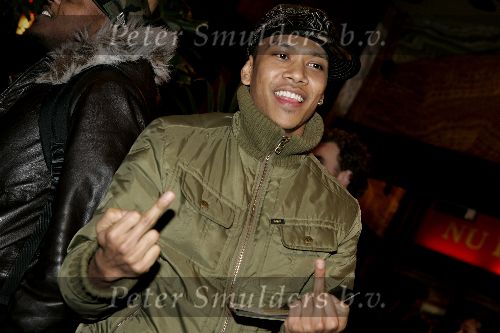 Amsterdam 13 december 2005
Premiere King Kong in Tuschinsky .
Dj Gio, Giovanni Jap Ngie met middelvinger