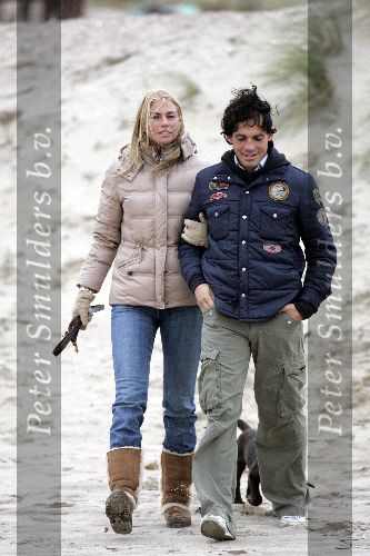 Bloemendaal 3 december 2005
Ellemieke Vermolen met haar nieuwe vriend Jose Fortes Rodriges en hond Bo op het strand.