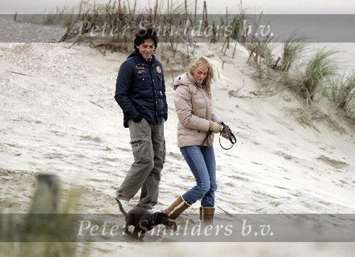 Bloemendaal 3 december 2005
Ellemieke Vermolen met haar nieuwe vriend Jose Fortes Rodriges en hond Bo op het strand.