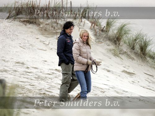 Bloemendaal 3 december 2005
Ellemieke Vermolen met haar nieuwe vriend Jose Fortes Rodriges en hond Bo op het strand.