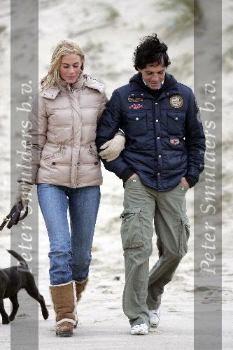 Bloemendaal 3 december 2005
Ellemieke Vermolen met haar nieuwe vriend Jose Fortes Rodriges en hond Bo op het strand.