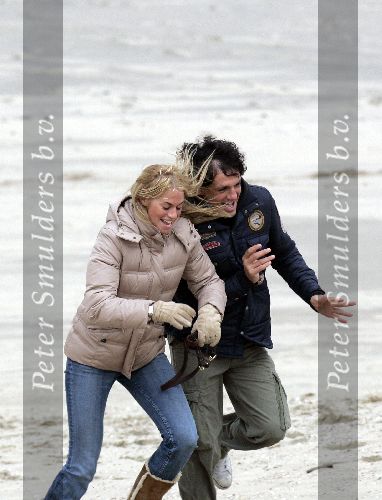 Bloemendaal 3 december 2005
Ellemieke Vermolen met haar nieuwe vriend Jose Fortes Rodriges en hond Bo op het strand.