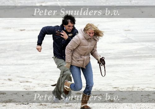 Bloemendaal 3 december 2005
Ellemieke Vermolen met haar nieuwe vriend Jose Fortes Rodriges en hond Bo op het strand.