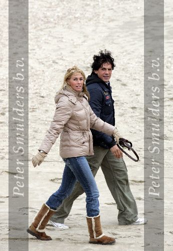Bloemendaal 3 december 2005
Ellemieke Vermolen met haar nieuwe vriend Jose Fortes Rodriges en hond Bo op het strand.