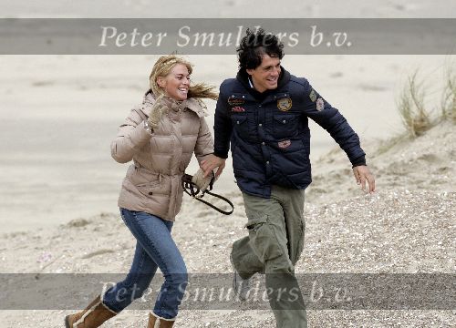 Bloemendaal 3 december 2005
Ellemieke Vermolen met haar nieuwe vriend Jose Fortes Rodriges en hond Bo op het strand.