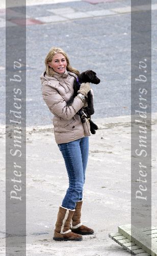 Bloemendaal 3 december 2005
Ellemieke Vermolen met haar nieuwe vriend Jose Fortes Rodriges en hond Bo op het strand.