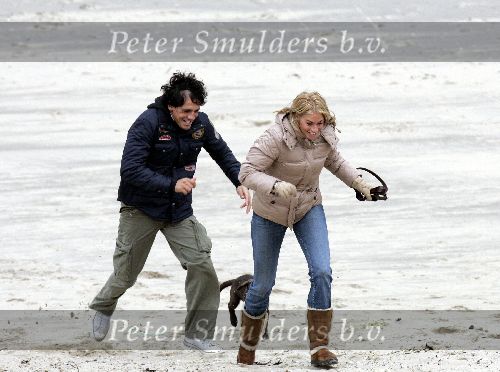 Bloemendaal 3 december 2005
Ellemieke Vermolen met haar nieuwe vriend Jose Fortes Rodriges en hond Bo op het strand.