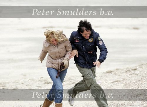 Bloemendaal 3 december 2005
Ellemieke Vermolen met haar nieuwe vriend Jose Fortes Rodriges en hond Bo op het strand.