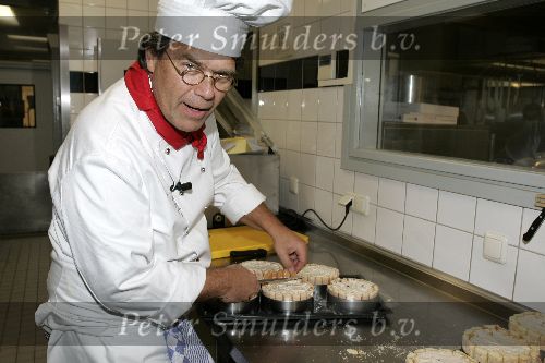 Amsterdam 12 december 2005
Kerstdiner bij de kersentuin met bn ers van Talpa in keuken en bediening.   Emile ratelband