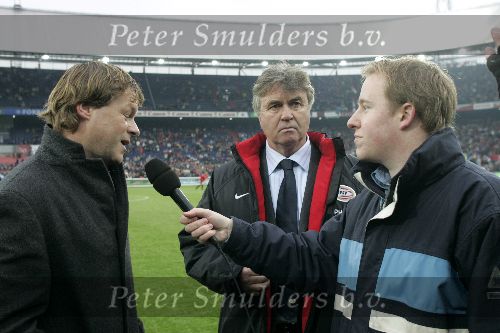 Rotterdam, 11 December 2005 Kompetiewedstrijd seizoen 2005/2006
Feyenoord-PSV, eindstand 1-0
Guus Hiddink en Erwin Koeman worden geintervieuwd