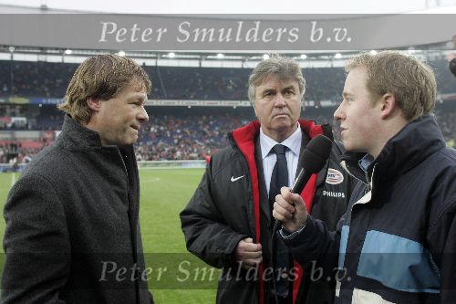 Rotterdam, 11 December 2005 Kompetiewedstrijd seizoen 2005/2006
Feyenoord-PSV, eindstand 1-0
Voor aanvang wedstrijd werd de leerling Erwin Koeman geinterviewd in het bijzijn van de meester Guus Hiddink