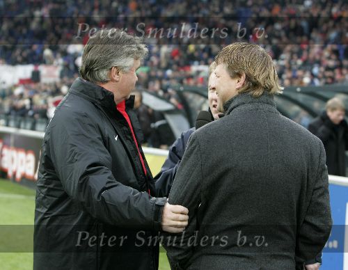 Rotterdam, 11 December 2005 Kompetiewedstrijd seizoen 2005/2006
Feyenoord-PSV, eindstand 1-0
Guus Hiddink in gesprek met Erwin Koeman
