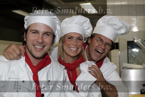 Amsterdam 12 december 2005
Kerstdiner bij de kersentuin met bn ers van Talpa in keuken en bediening.  Winston Gerschtanowitz en Emile ratelband en Estelle Gullit