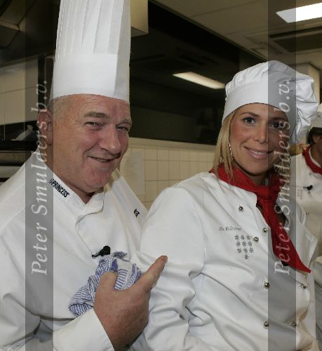 Amsterdam 12 december 2005
Kerstdiner bij de kersentuin met bn ers van Talpa in keuken en bediening.  estelle Gullit en Cas spijkers