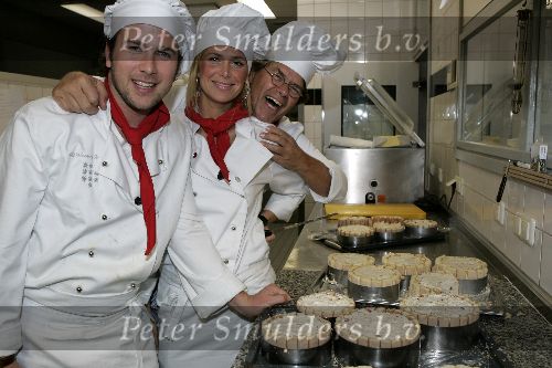 Amsterdam 12 december 2005
Kerstdiner bij de kersentuin met bn ers van Talpa in keuken en bediening.  Winston Gerschtanowitz en Emile ratelband en estelle Gullit