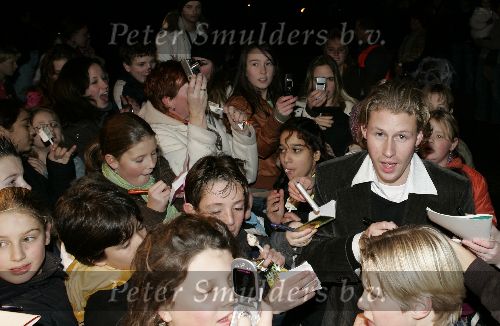 Zeist 7 december 2005
Premiere de Griezelbus.
Ewout Genemans met fans