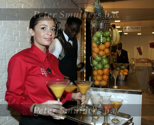 Amsterdam 12 december 2005
Kerstdiner bij de kersentuin met bn ers van Talpa in keuken en bediening.   Fajah lourens