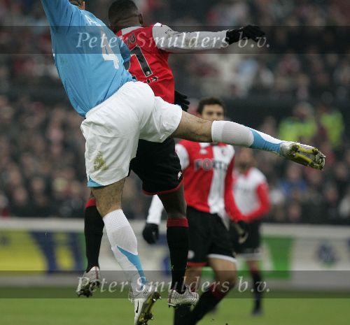 Rotterdam, 11 December 2005 Kompetiewedstrijd seizoen 2005/2006
Feyenoord-PSV, eindstand 1-0
ALEX PSV in duel met Salomon Kalou