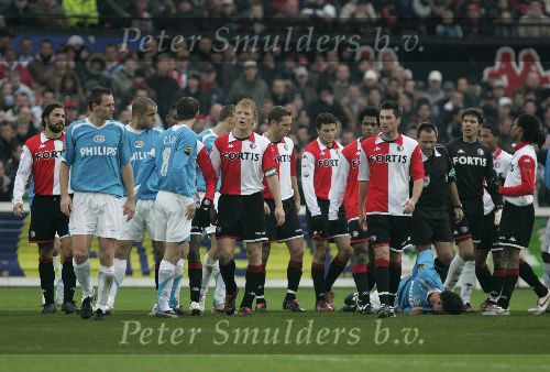 Rotterdam, 11 December 2005 Kompetiewedstrijd seizoen 2005/2006
Feyenoord-PSV, eindstand 1-0
Opstoot tussen een aantal feyenoorders en psv-ers
met o. Dirk Kuyt Andre Ooijer Pascal Bosschaart ALEX PSV en Phillip Cocu.
