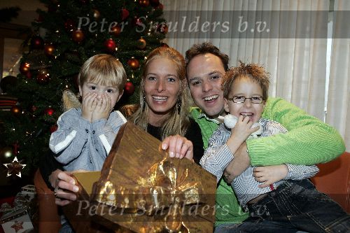 Amsterdam 18 november 2005
Frans Bauer Mariska Christiaan en Jan voor kerstboom.